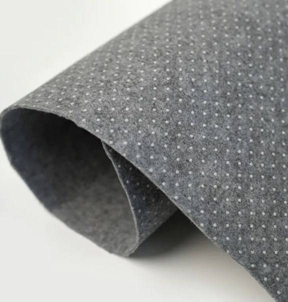 Nové protiskluzové řešení pro váš domov: Jak vás může protiskluzový okapový koberec ochránit?